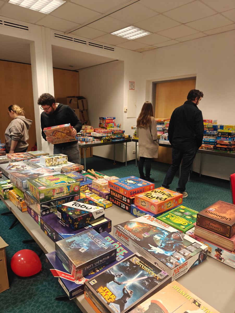 Besucher:innen an den Spieltischen der Kärntner Spieletage